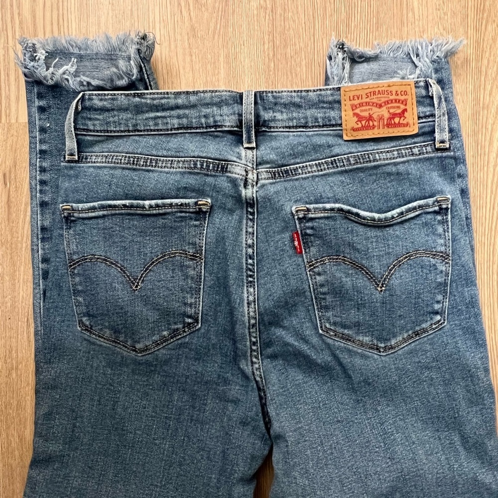 High Rise rough hem Levi jeans